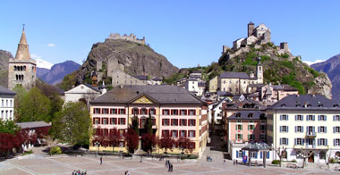 Sion, le chef-lieu valaisan, avec les collines de Tourbillon à gauche et de Valère à droite. Vue vers l'amont de la vallée du Rhône.