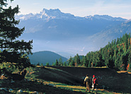 Randonneurs au-dessus de Leysin dans les Alpes vaudoises. Au fond le massif des Dents-du-Midi (3257 m). Randonneurs au-dessus de Leysin dans les Alpes vaudoises. Au fond le massif des Dents-du-Midi (3257 m).