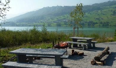 Bräteln mit schöner Aussicht auf dem Niederbauen