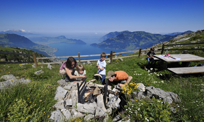 Bräteln mit schöner Aussicht auf dem Niederbauen