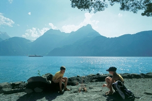 Aire de grillade au bord du lac