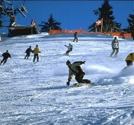 Skifahrer und Snowboarder im Atzmännig - Goldingen - Region Zürichsee