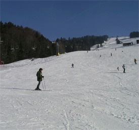 Skifahrer und Snowboarder im Atzmännig - Goldingen - Region Zürichsee