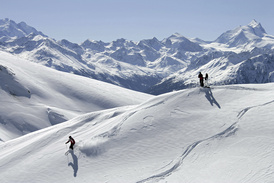 50 km of superbly groomed slopes from blue to black ensure winter sports fun for everyone on Torrent.