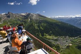 Geniessen von der Terrasse des Hotels Wildstrubel die Aussicht auf Leukerbad und die unzähligen Viertausender der Walliser Alpen.