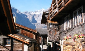 Das alte Walliser Dörfchen Albinen liegt direkt neben Leukerbad an einem malerischen Sonnenhang mit Aussicht auf das Rhonetal.