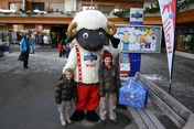 Yara mit Wolli, ihrem Bruder Ciril und dem Wettbewerbsgewinn
