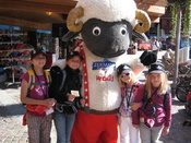 Wolli begrüsst die Kids