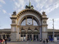 Bahnhof, alter Torbogen