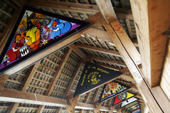 Holzbrücken mit Fasnachtskunst