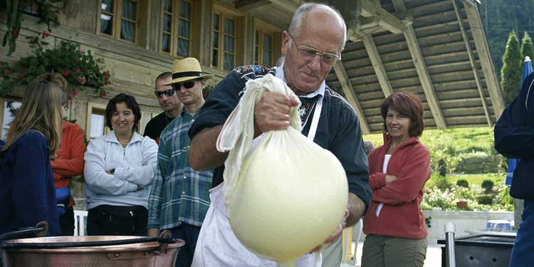 Ob über dem Feuer oder im modernen Kessi – in der Schaukäserei erfahren Sie  alles über  den Emmentaler AOC.