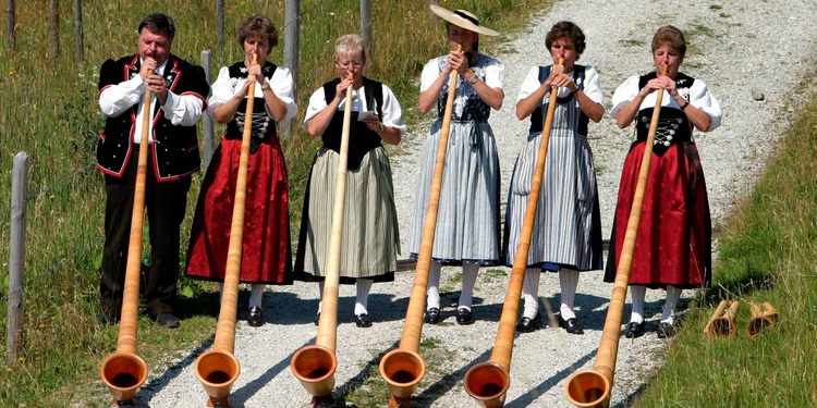 Besuchen Sie die älteste Alphornmacherei der Schweiz.