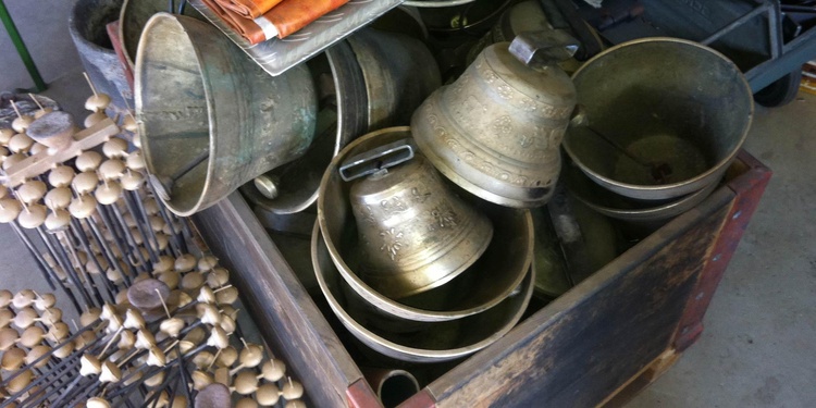 In der Glockengiesserei Berger in Bärau können Sie Ihre eigene Glocke herstellen und verzieren.