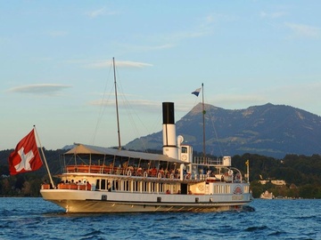 Dampfschiff Schiller mit Rigi im Hintergrund