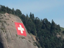 Schweizer Fahne am Vitznauer Felsen