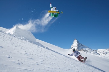 Snowboarder au Matterhron ski paradise