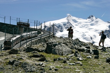 Gornergrat Bahn vor dem Monte Rosa Massiv
