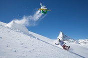 Snowboarder im Matterhorn ski paradise