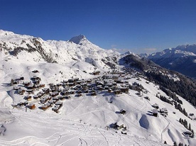 En raquettes à neige à travers la forêt d'Aletsch En raquettes à neige à travers la forêt d'Aletsch