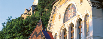 Das Schloss Vaduz und das Regierungsgebäude