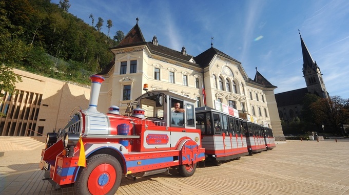 Citytrain und Regierungsgebäude