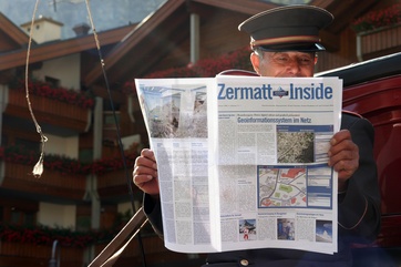Cocher lisant le Zermatt Inside