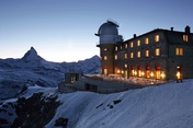 Nuit tombante sur l'hôtel Kulm