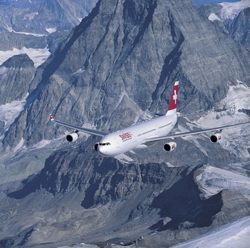 Swiss-Flugzeug vor dem Matterhorn