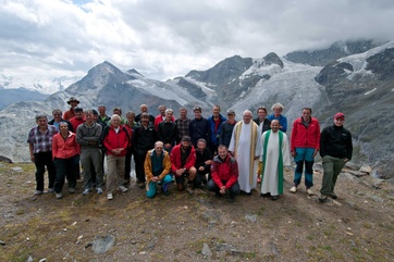 Die Jubiläumsbergsteiger am Weisshorn, zusammen mit den Geistlichen Pater Albert Ziegler (links) und Josef D’Souza