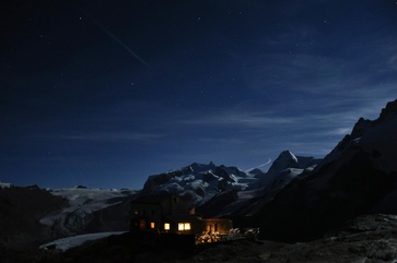 Die Gandegghütte bei sternenklarer Nacht.