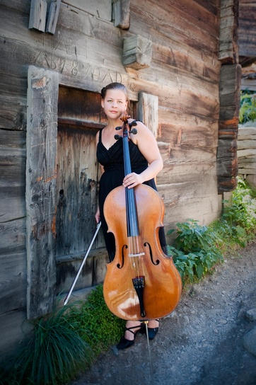 La musicienne Saara Ida Wilhelmina Laine, violoncello, se présente au Zermatt Festival.