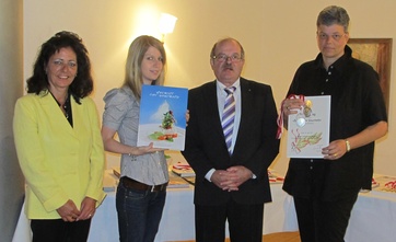 L’agent littéraire de Zermatt Gisela Schlotterbeck (de g. à dr.), Fabienne Abt, assistante d’Historia Gastronomica Helvetica, Emil Blümli, président du jury et l’auteur du livre de cuisine Annette Weber.