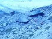 Die alte Monte Rosa-Hütte liegt nach der Sprengung darnieder. (Bild: VBS)