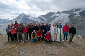 Die Jubiläumsbergsteiger am Weisshorn, zusammen mit den Geistlichen Pater Albert Ziegler (links) und Josef D’Souza