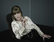 Die Kultfigur der vergangenen Jahrzehnte tritt im Anblick des Matterhorns auf: Marianne Faithfull © Patrick Swirc