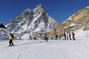 Sur les pistes noires de la partie italienne du domaine skiable de Zermatt: Vue sur le côté sud du Cervin