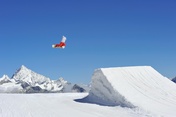 Trick im Gravity Park mit dem Weisshorn im Blick