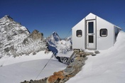 The Schalijoch bivouac was built in 1963 by the SAC Basel Section. (Foto: Ludwig Weh, Visp)