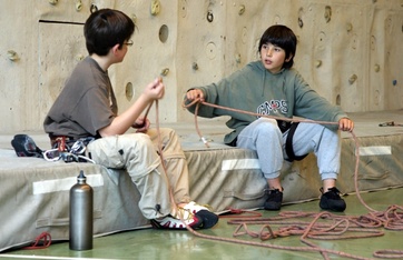 Enfants devant le mur d'escalade de la Triftbachhalle
