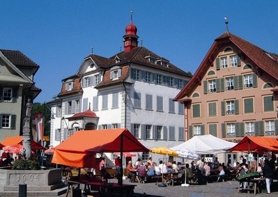 Wochenmarkt auf dem Dorfplatz Sarnen