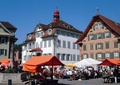 Wochenmarkt auf dem Dorfplatz Sarnen